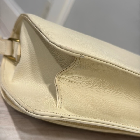 Coach Bag Vintage 90’s Cream Leather Crossbody Bag with Gold Turnlock - Picture 14 of 17